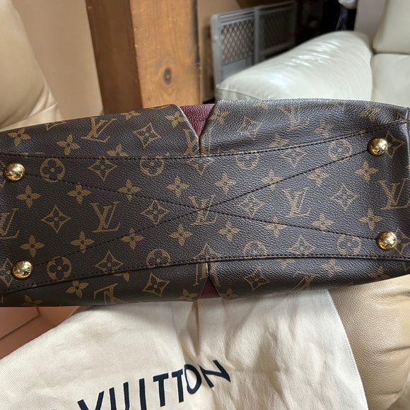 FULL INCLUSION 🔥🔥Stunning Louis Vuitton V tote  in monogram/Merlot - Picture 11 of 15